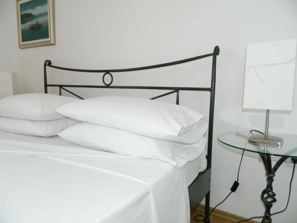 Room, Pink Inn, Split