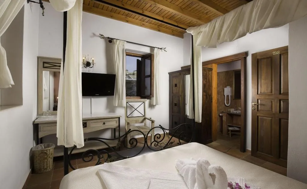 Room, Camelot, Rhodes