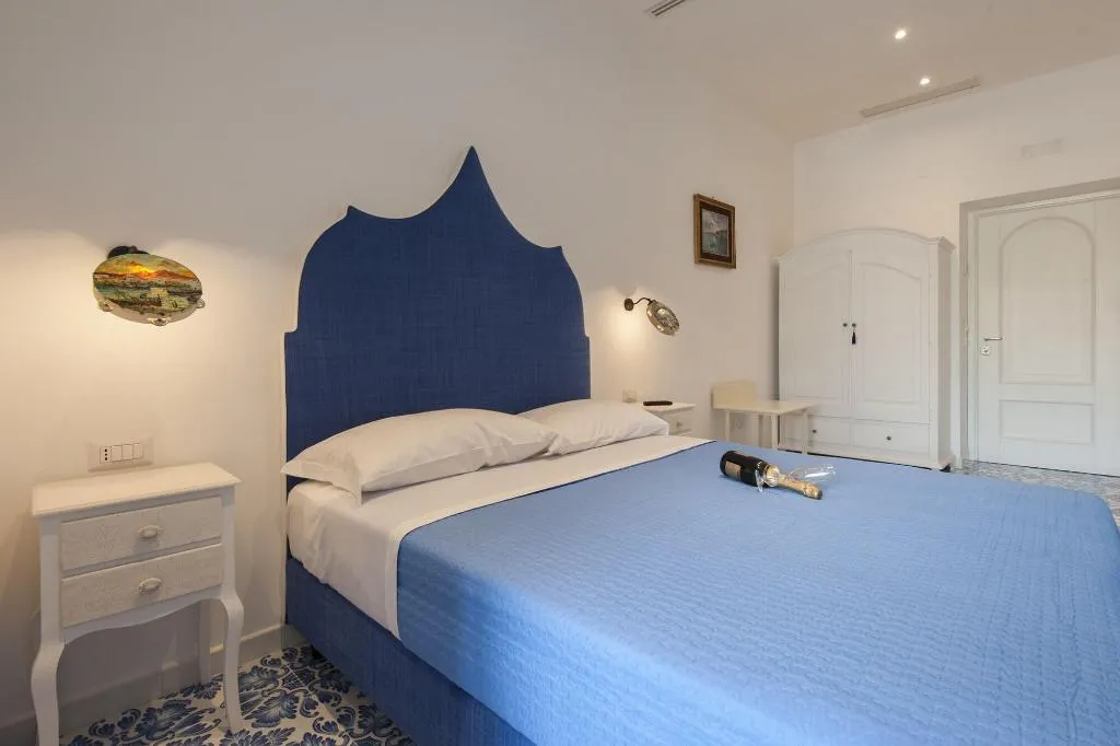Room, Surriento Suites, Naples