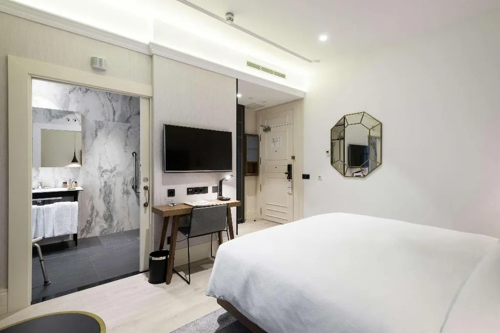 DOUBLE GUEST ROOM KING BED Room, Doubletree by Hilton Madrid Prado, Madrid
