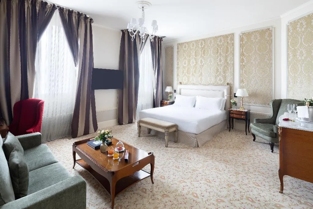 FAMILY ROOM CAPACITY 7 Room, El Palace, Barcelona