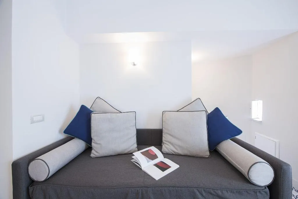 Room, Diecisedici, Naples