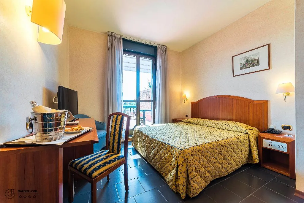 QUADRUPLE CLASSIC Room, Garden Hotel, Umbria