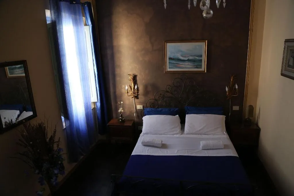 Room, Riverbanks, Florence