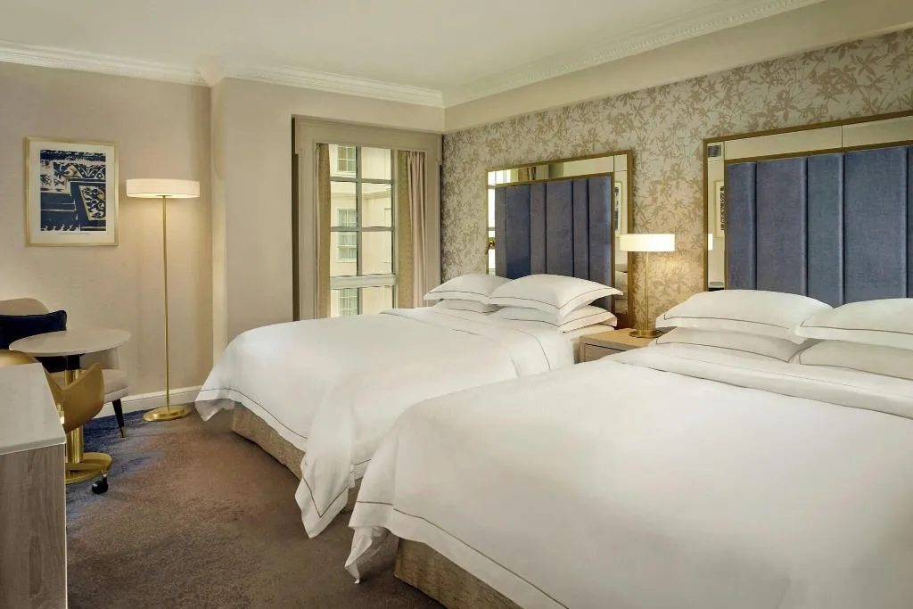 QUADRUPLE DELUXE WITH VIEWS Room, The College Green Hotel Dublin, Autograph, Dublin