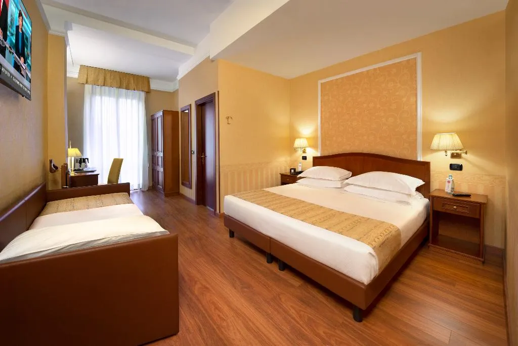 TRIPLE STANDARD Room, Lancaster Hotel, Milan