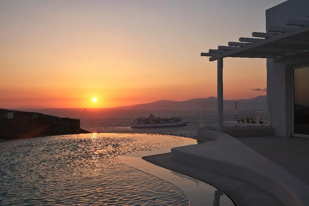 SUITE SUPERIOR WITH PRIVATE POOL Room, Lovia Mykonos, Mykonos