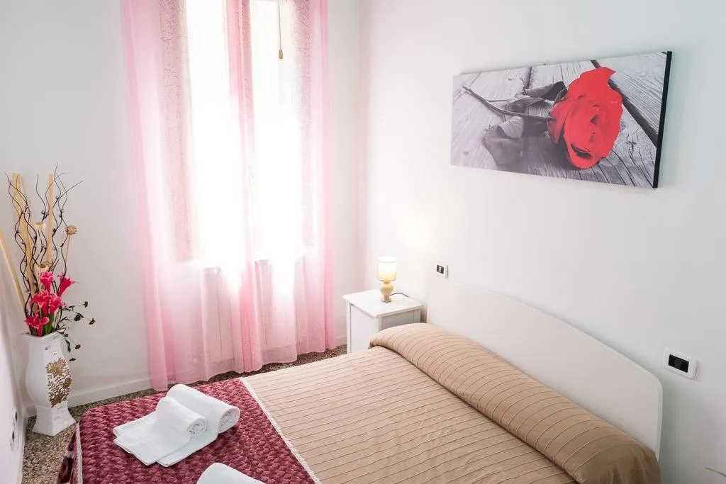 Double or Twin ECONOMY WITH SHARED BATHROOM Room, Backpackers house venice, Venice