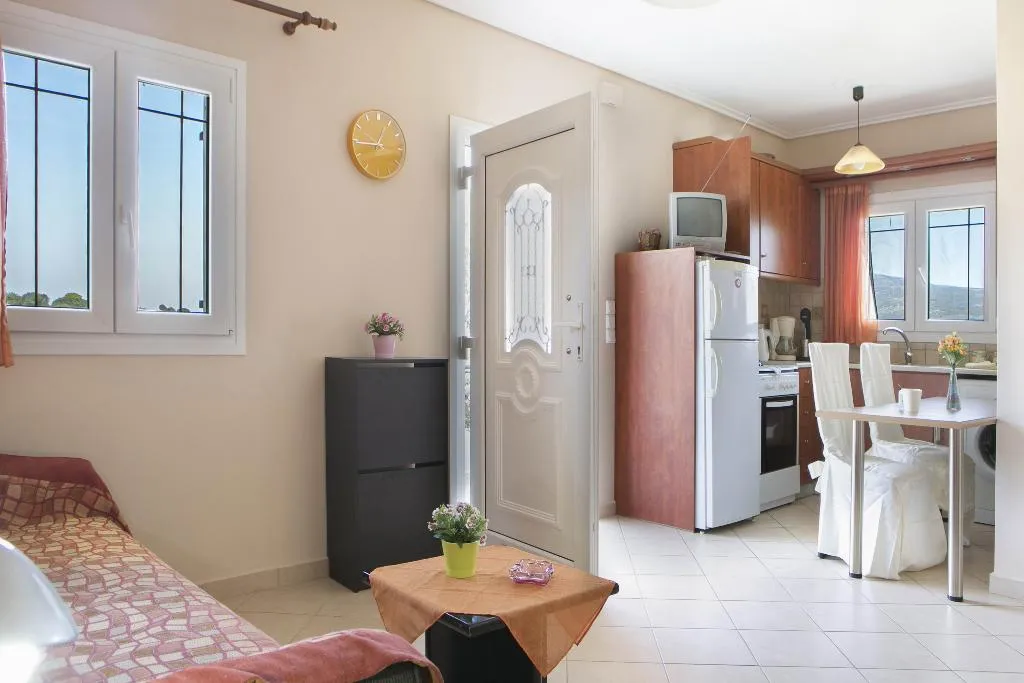 APARTMENT CAPACITY 6 Room, Evi's Garden, Kefallinia