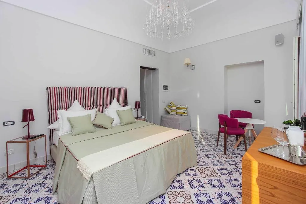 Room, Diecisedici, Naples