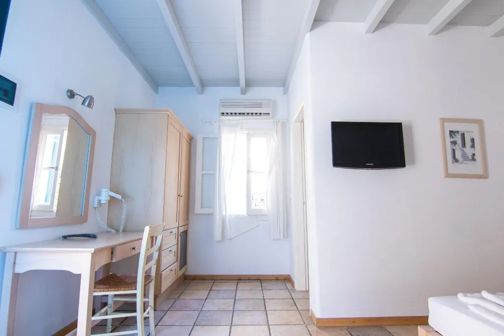 QUADRUPLE STANDARD Room, Far Out Village, Santorini