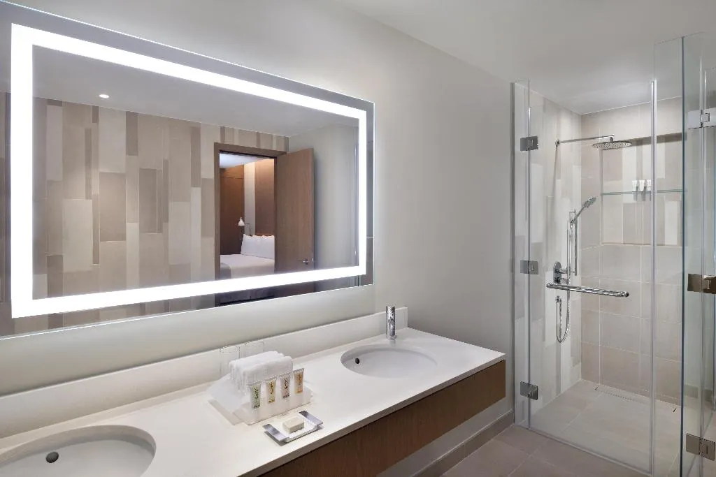 JUNIOR SUITE KING SIZE BED Room, Holiday Inn & Suites Dubai Festival City, Dubai