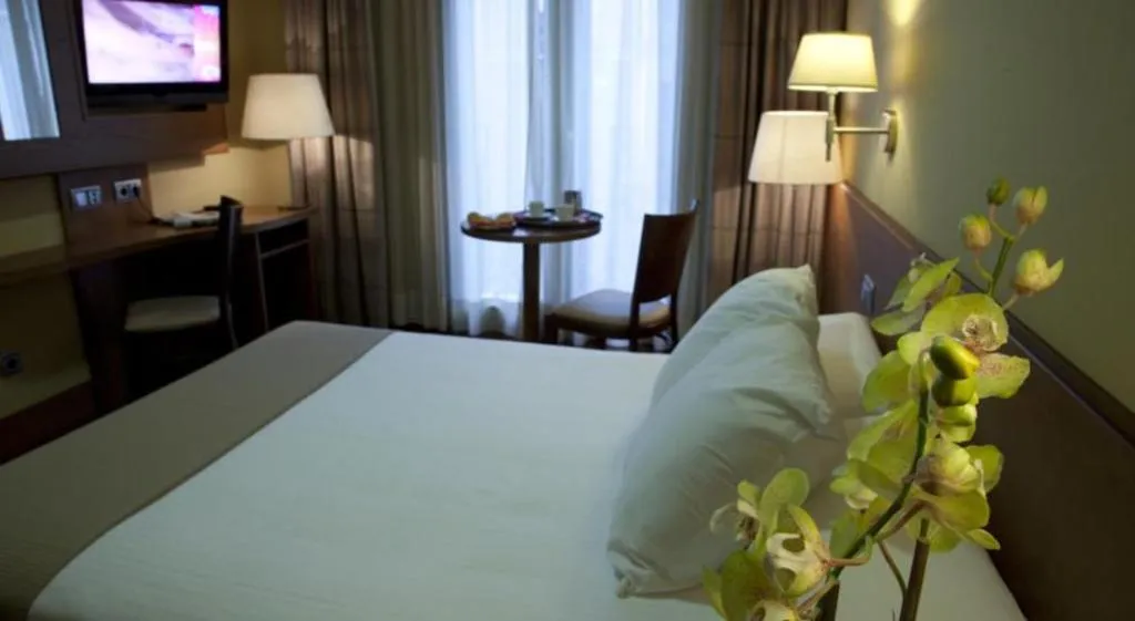 DOUBLE STANDARD Room, Sterling, Madrid