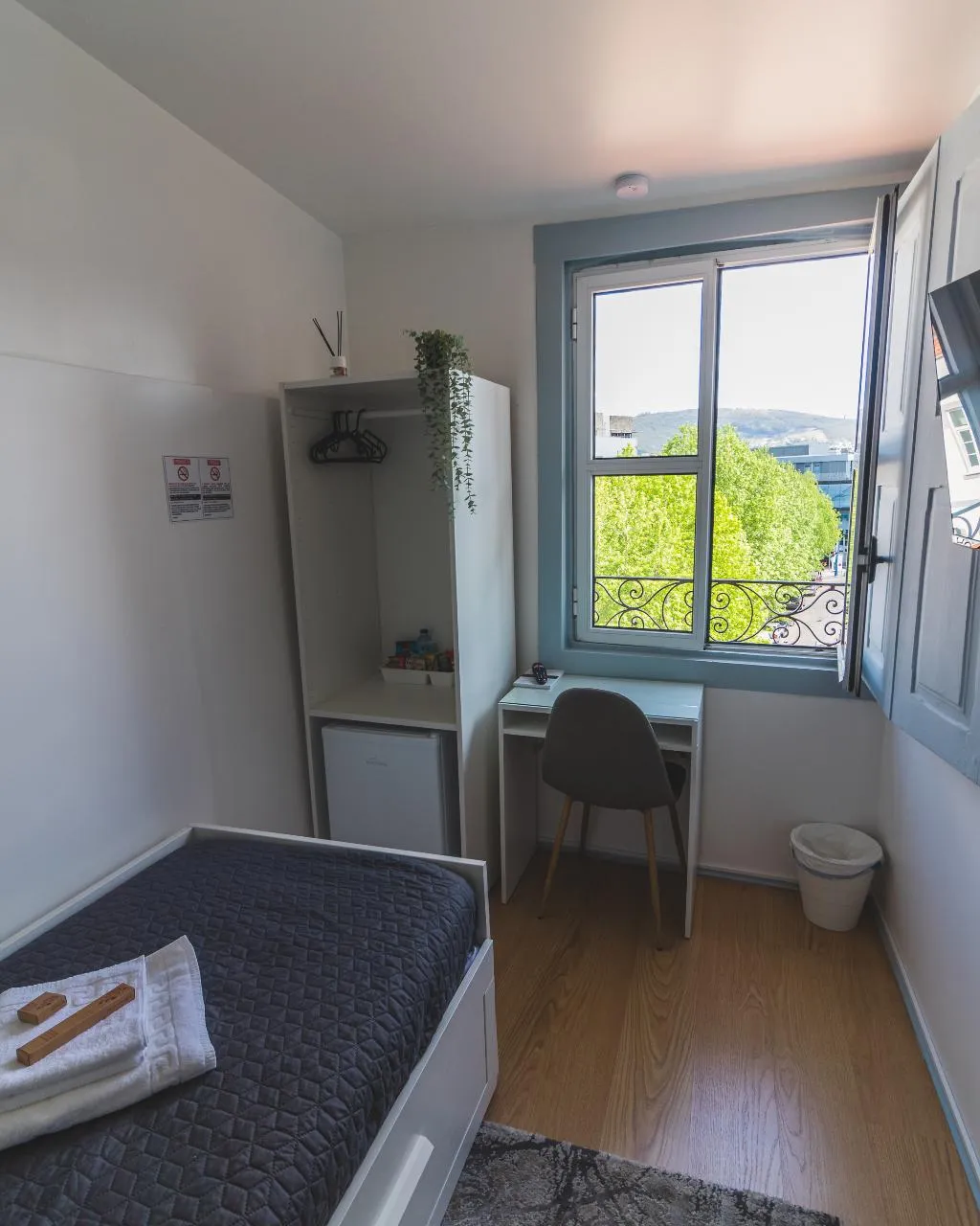 SINGLE Shared external bathroom Room, Vila Santa Cruz Guest House, Porto