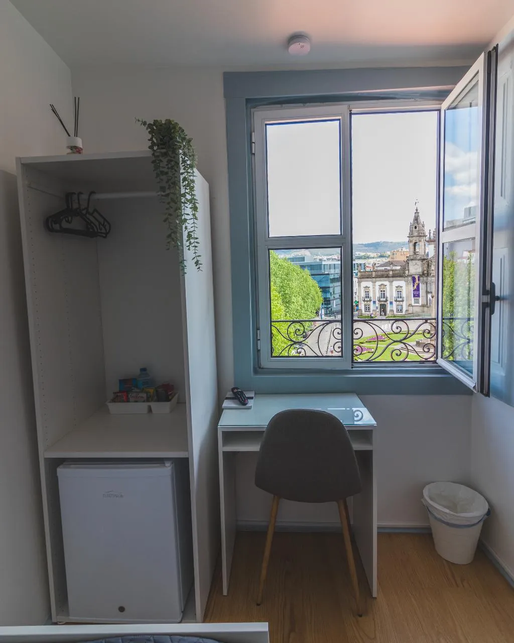 SINGLE Shared external bathroom Room, Vila Santa Cruz Guest House, Porto