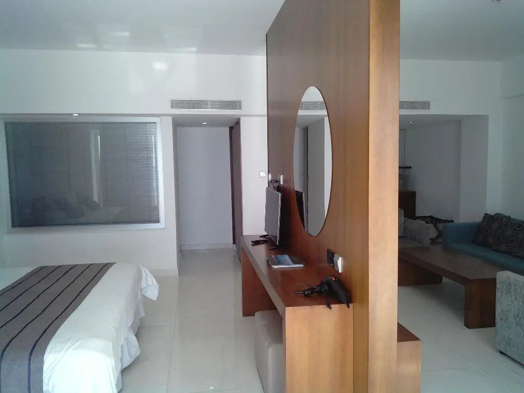 SUITE WITH TERRACE Room, King Evelthon Beach Hotel & Resort, Cyprus