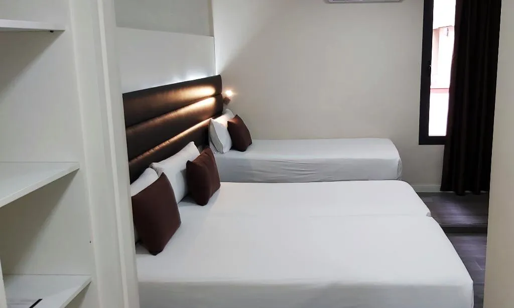 TRIPLE STANDARD Room, Bcn Urbaness Hotels Del COMTE, Barcelona