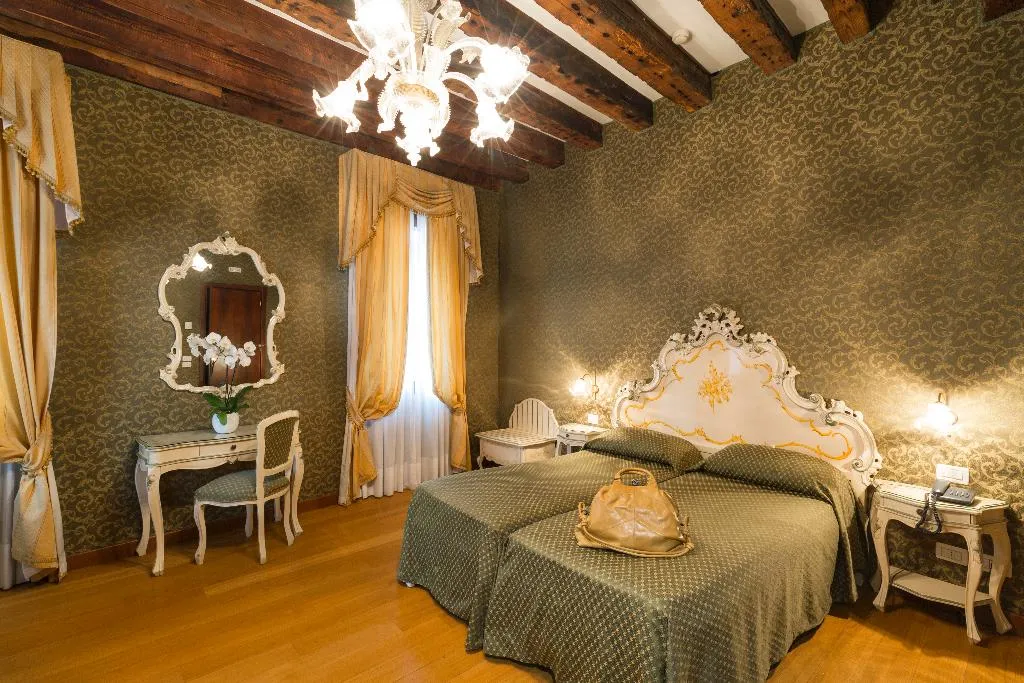 JUNIOR SUITE CANAL VIEW Room, Palazzo Guardi, Venice