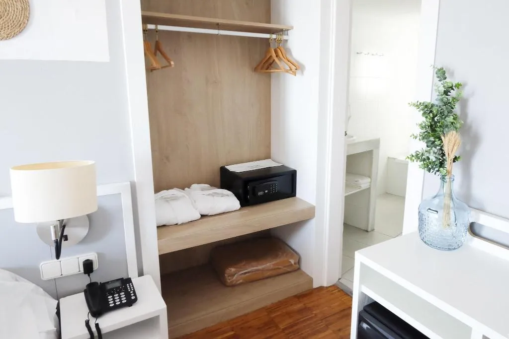 Room, Subur, Costa Brava
