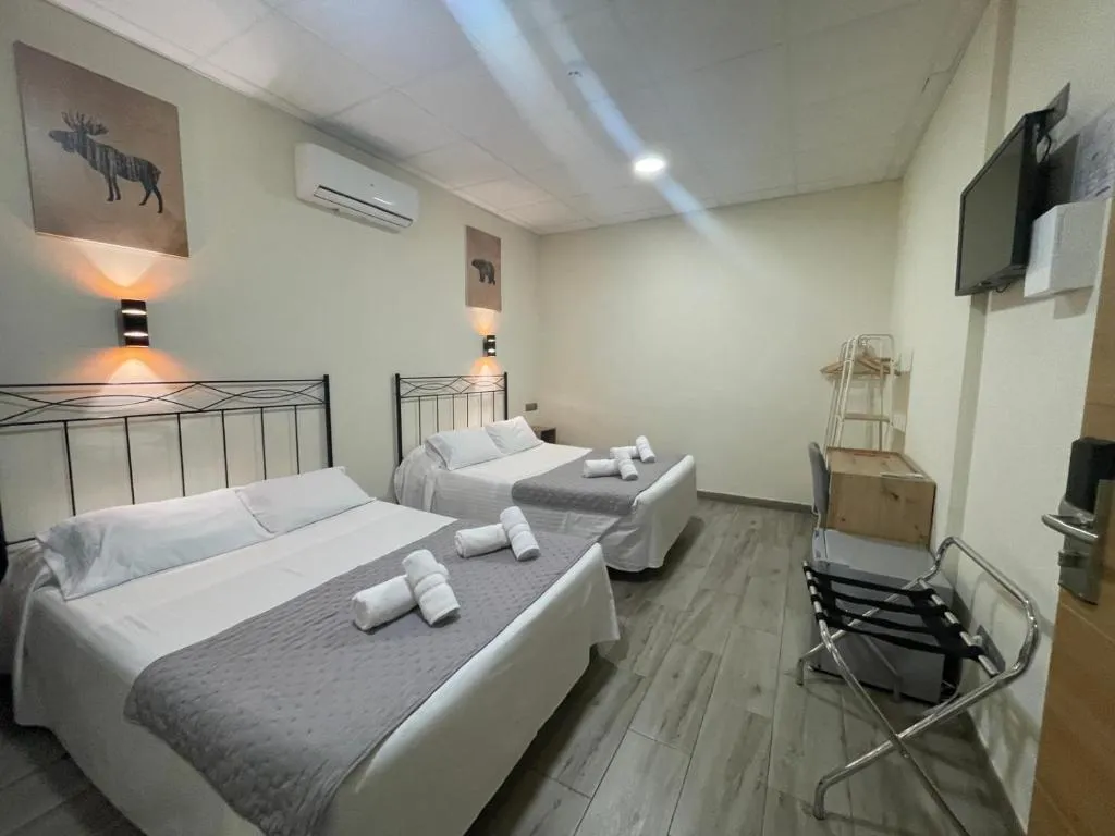 QUADRUPLE TWO DOUBLE BEDS Room, Hostal Balmes Centro, Barcelona