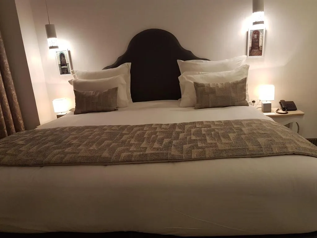 Room, Lac Leman, Tunisia