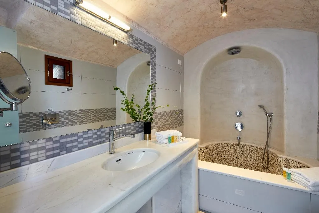 SUITE WITH JACUZZI Room, Petit Palace, Santorini