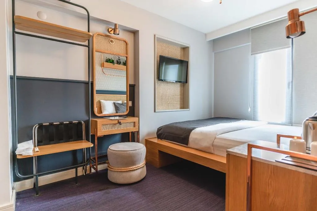 Room, Viva La Vita, Izmir