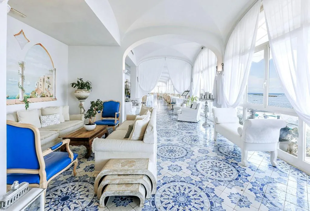Lobby, Miramare e Castello, Naples