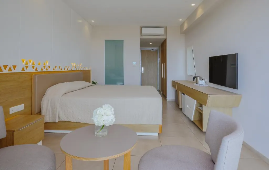 JUNIOR SUITE STANDARD Room, Tasia Maris Seasons, Cyprus