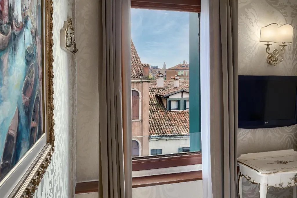 Room QUEEN SIZE BED Room, Hotel Olimpia Venice, BW Signature Collection, Venice