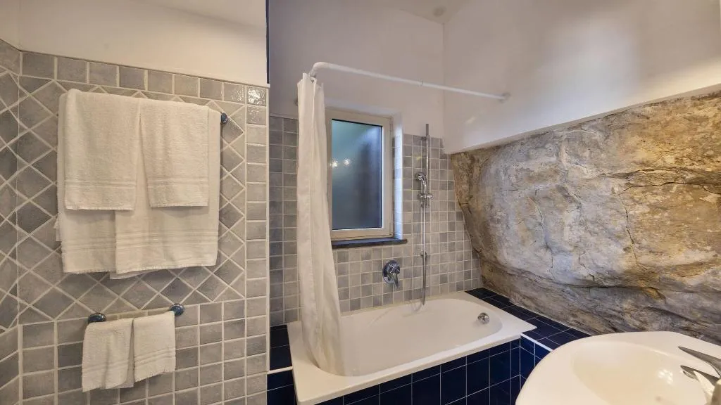 DOUBLE CLASSIC QUEEN BED Room, Hotel Cristina, Naples