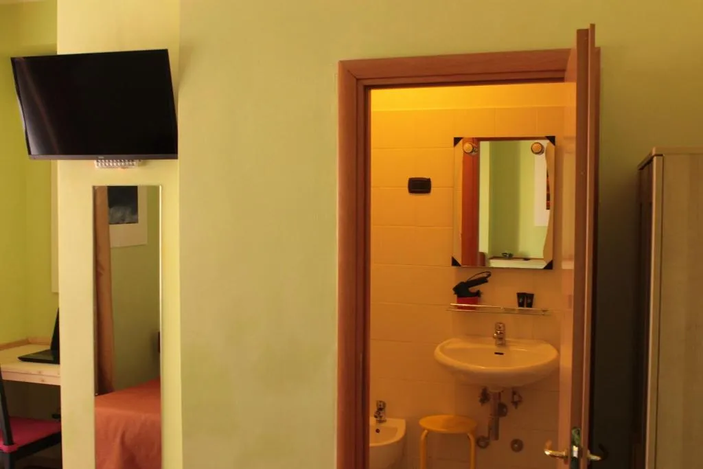 DOUBLE QUEEN SIZE BED Room, Colosseoinn, Naples