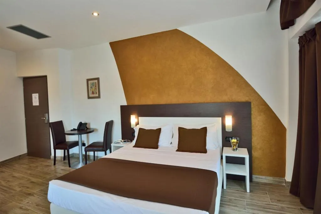 Room, Luxor Florence, Florence