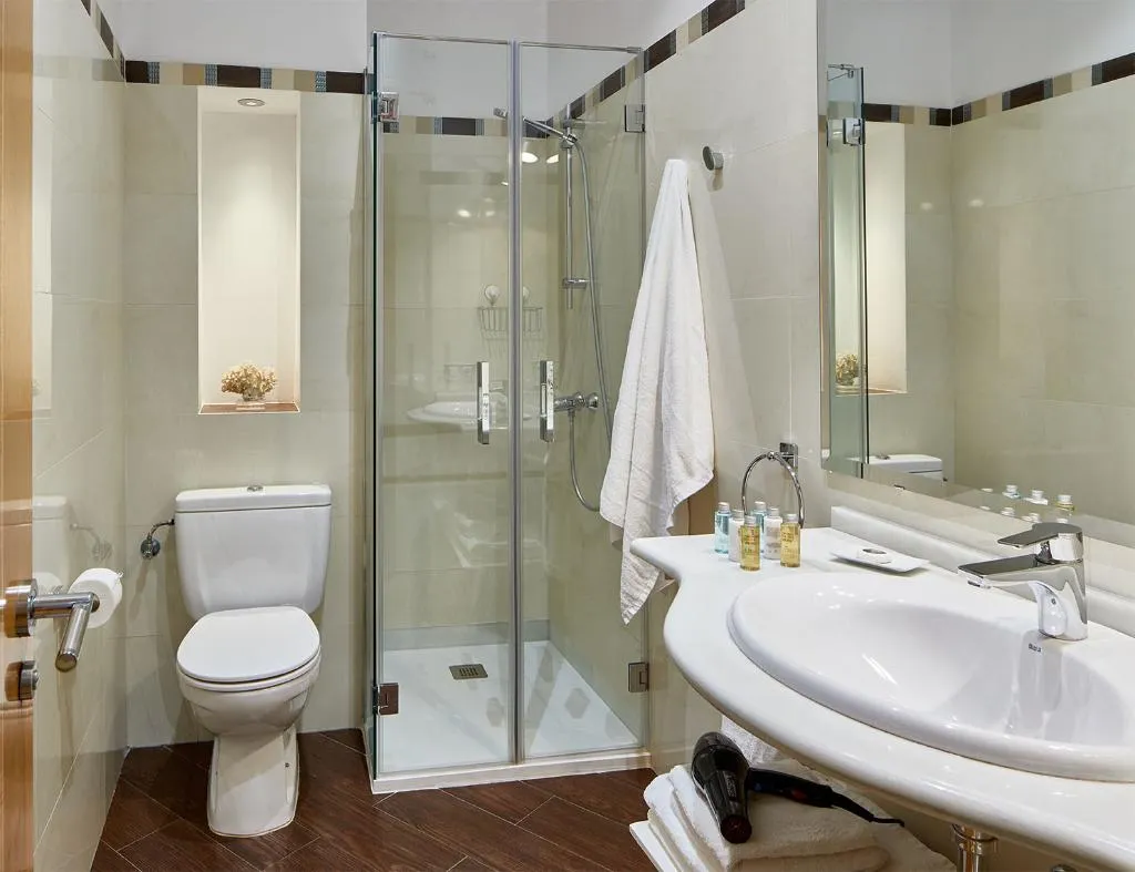 APARTMENT DELUXE TWO BEDROOM Room, Lodgingmalaga Plaza de la Constitucion, Costa Del Sol