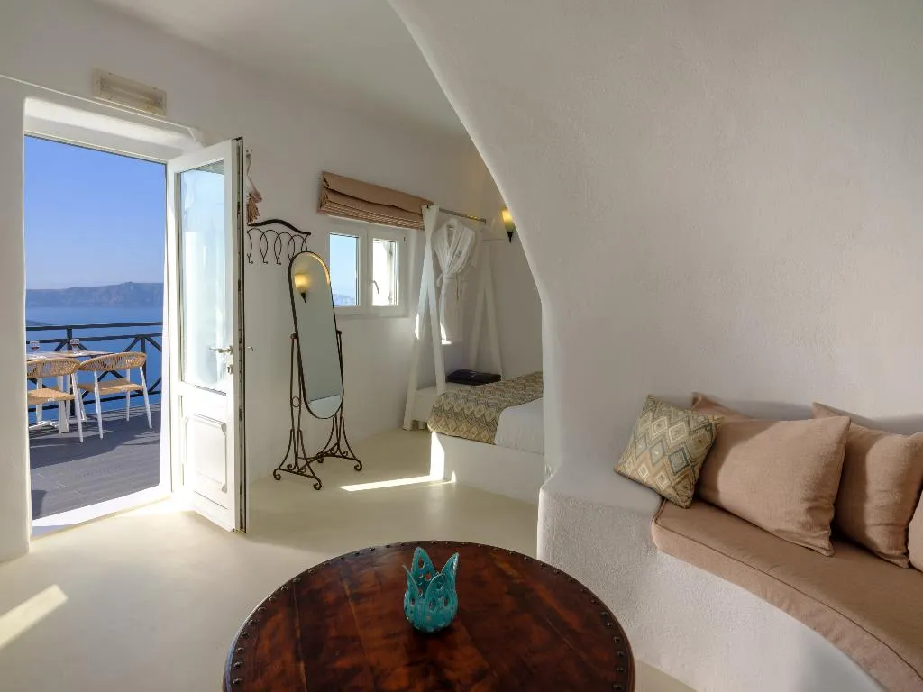 APARTMENT WITH JACUZZI Room, Kamares Apartments, Santorini