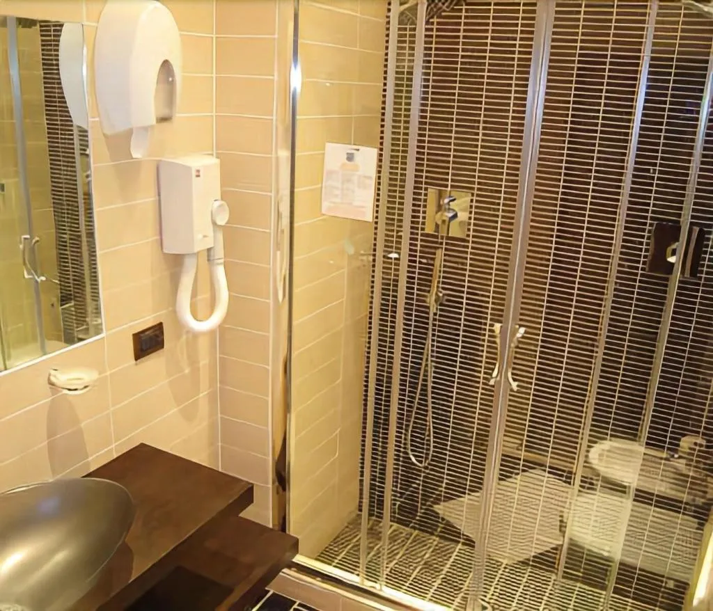 Room, Mari 2, Naples
