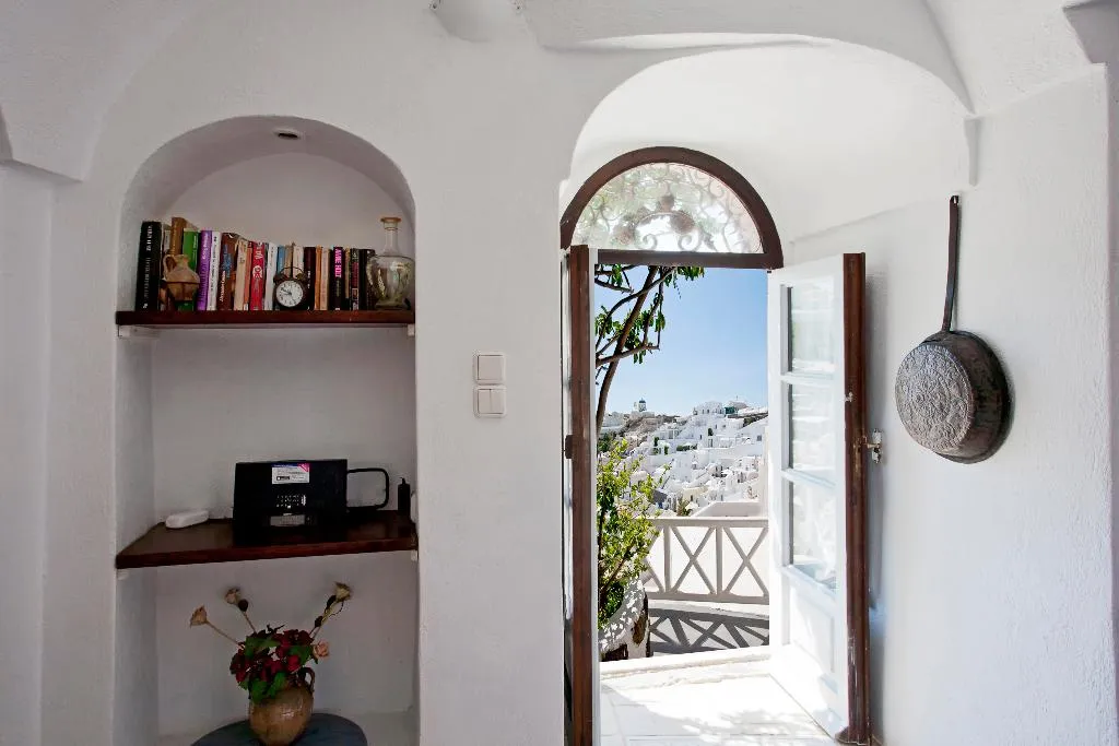 FAMILY ROOM STANDARD Room, Alexander's Suites, Santorini