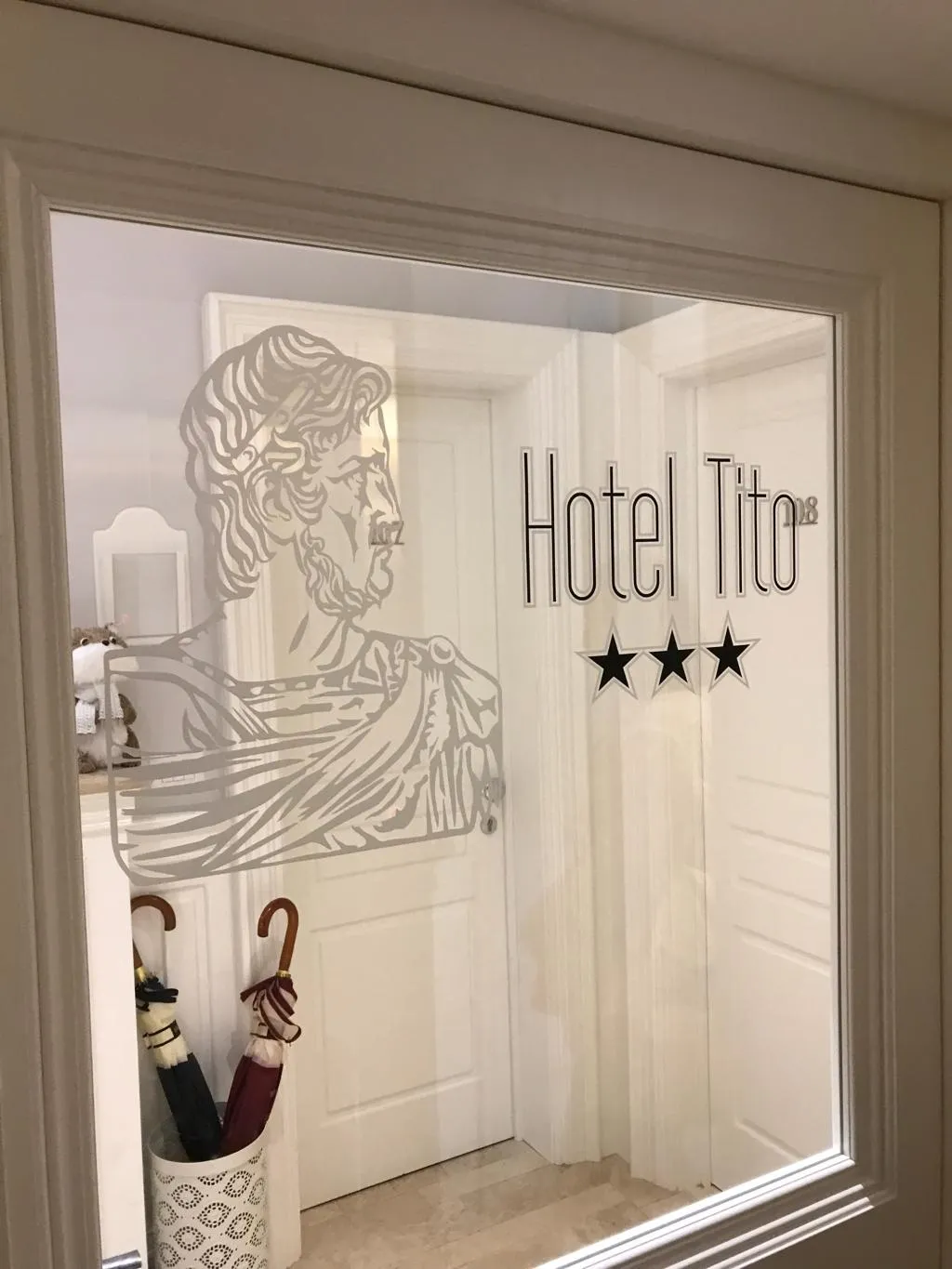 Lobby, Tito, Rome