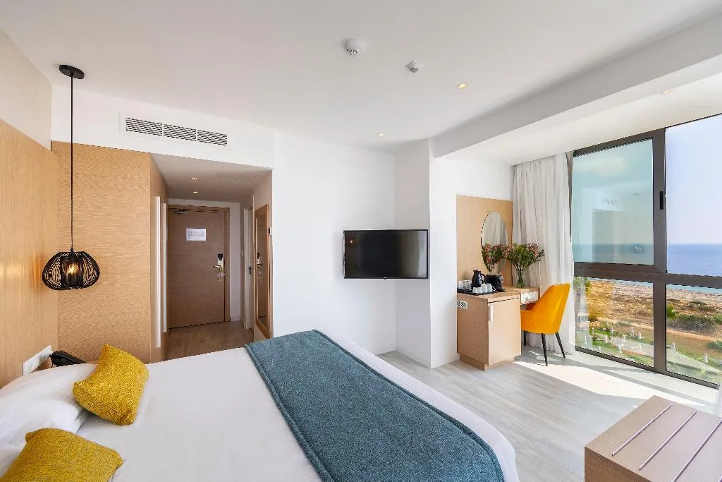 JUNIOR SUITE WITH JACUZZI Room, Leonardo Crystal Cove Hotel and Spa by the Sea, Cyprus