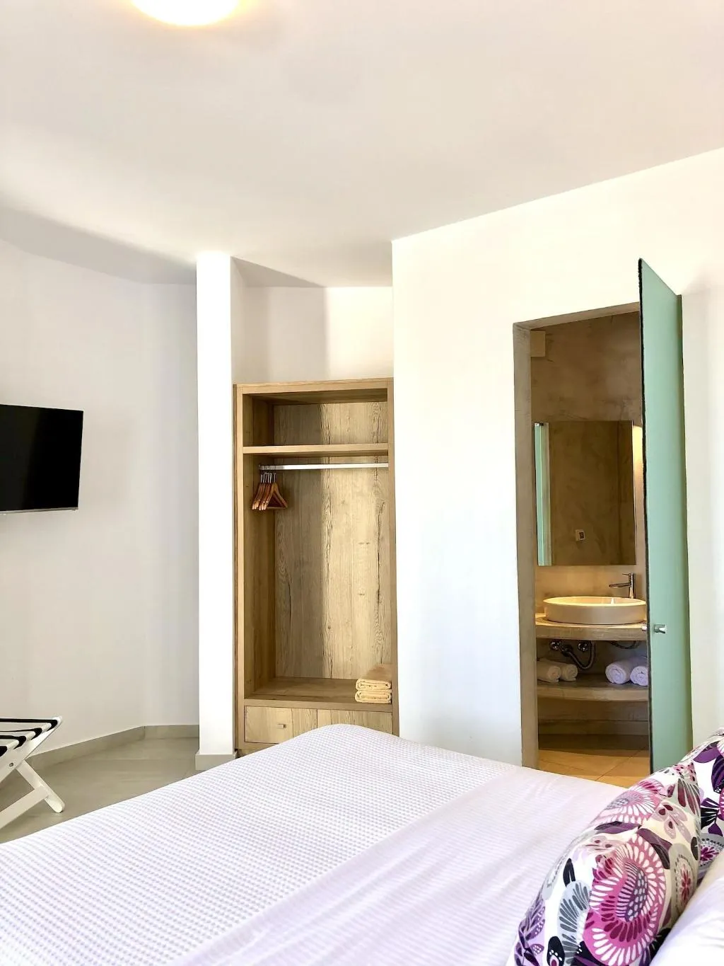 SUITE DELUXE WITH JACUZZI Room, Aperanto Suites, Santorini