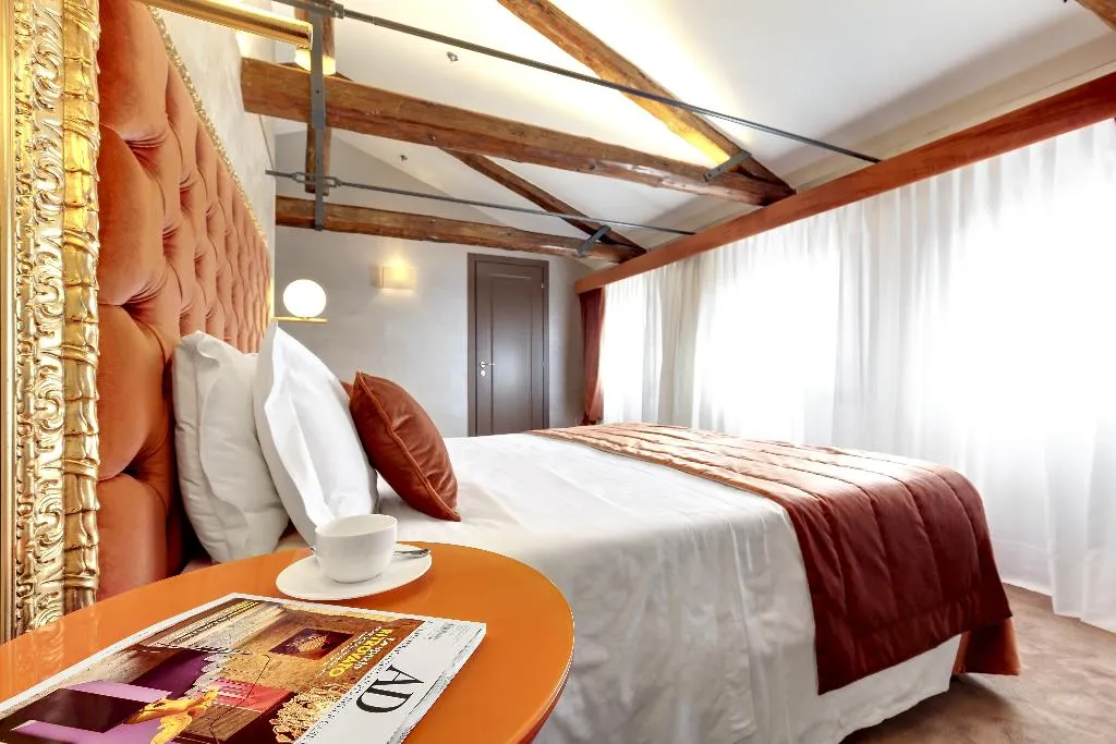 JUNIOR SUITE STANDARD Room, Dona Palace, Venice