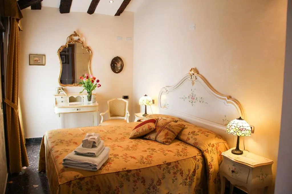 Room, Angeles Inn, Venice
