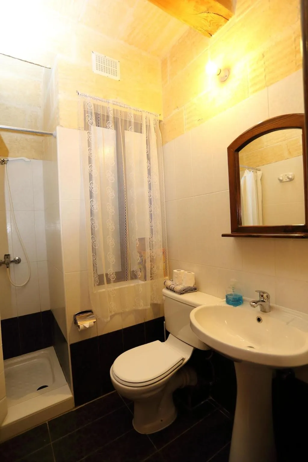 Room, Grotto's Paradise B&B, Gozo