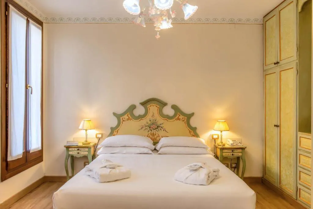 JUNIOR SUITE CLASSIC Room, La Fenice et des Artistes, Venice
