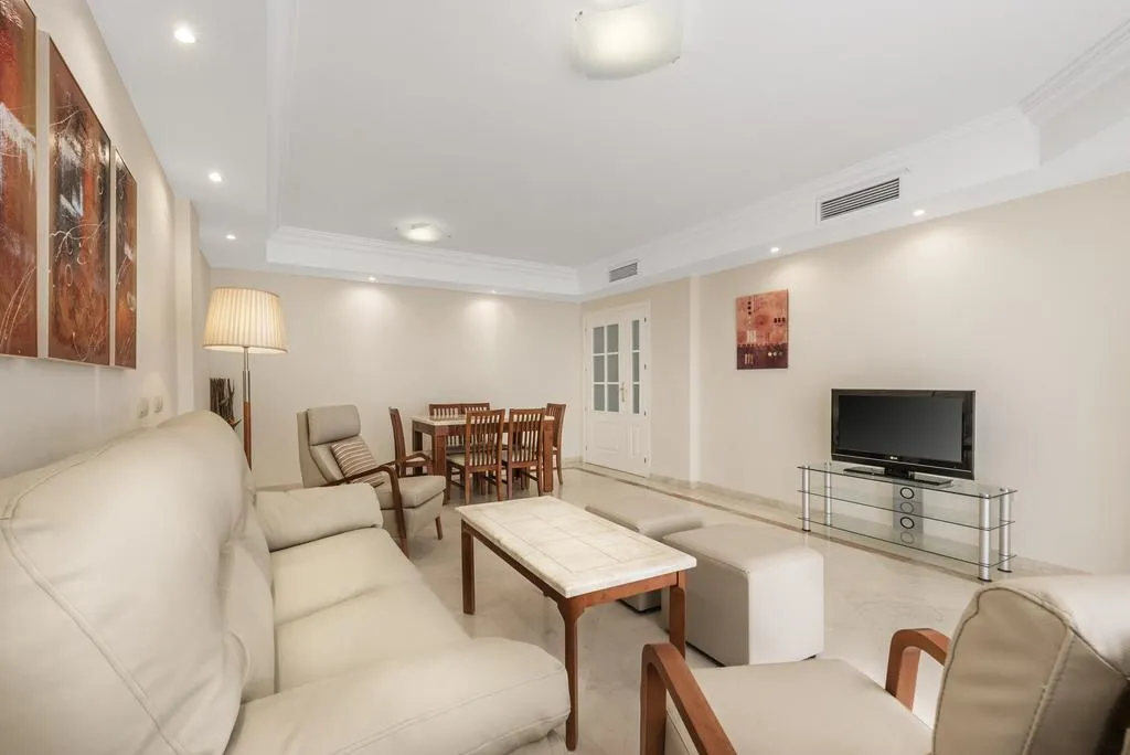 APARTMENT THREE BEDROOMS WITH PRIVATE POOL Room, Colina del Paraiso, Costa Del Sol