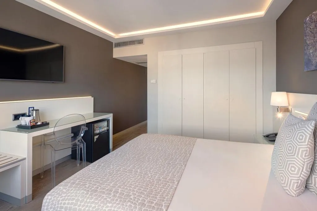 Room, Calipolis, Costa Brava