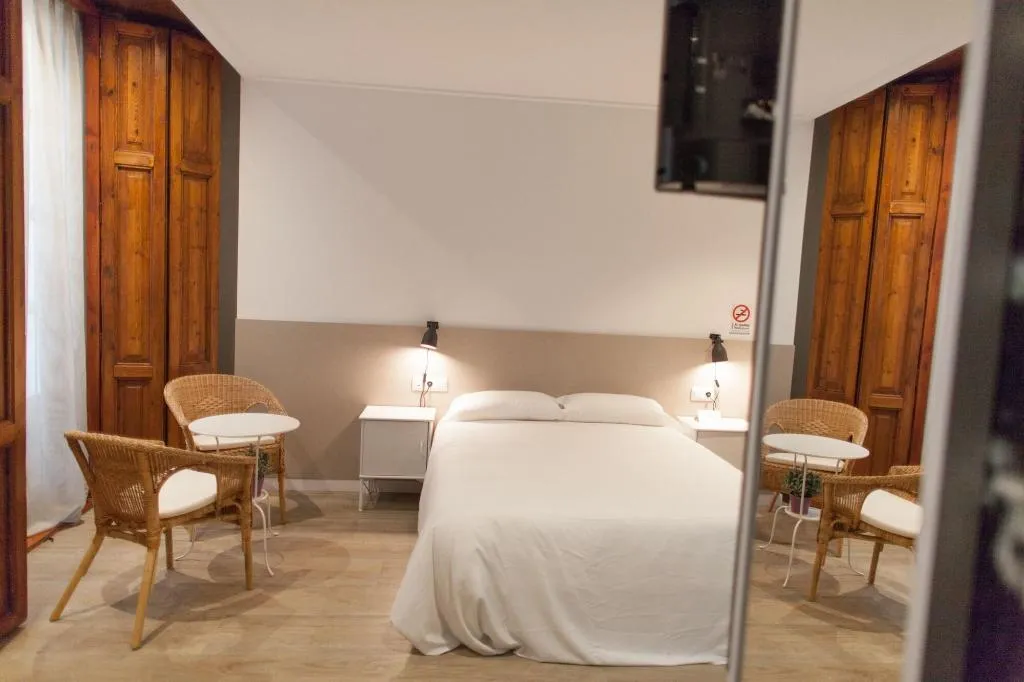 Room, Host & Home, Valencia