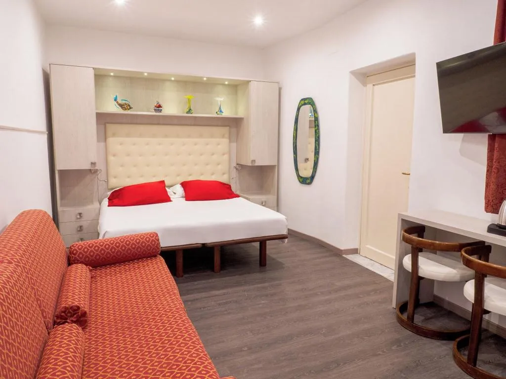 QUADRUPLE KING BED ONE BEDROOM  Room, Hotel Cristina, Naples