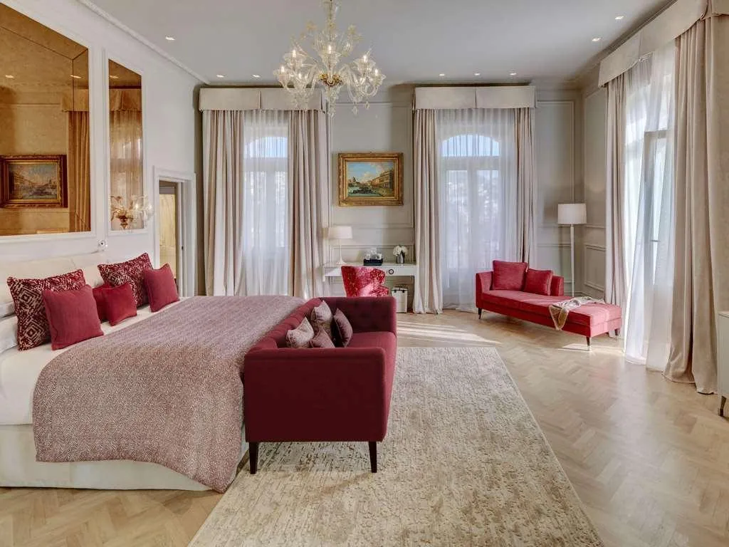 Room, Grand Palazzo Della Fonte, Rome