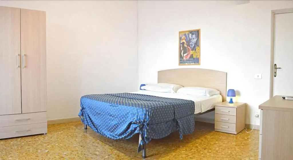 Room, B&B Sirentum, Naples